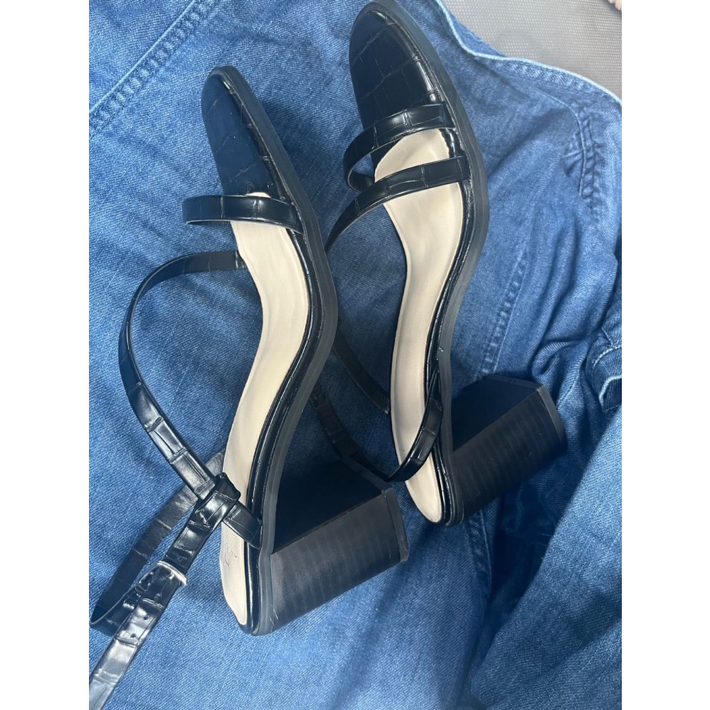 Women's Halston Black Leather Sandals Size 7.5 - Picture 8 of 12